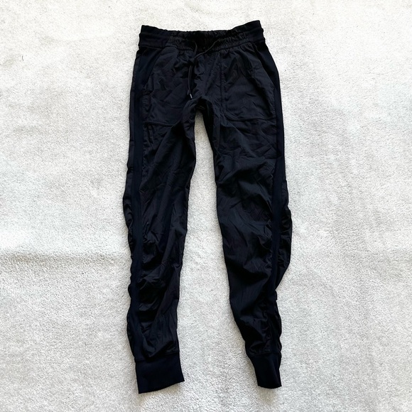 LULULEMON Beyond the Studio Jogger Size 6 Trendy Active Dance Stylish Black - Picture 2 of 7